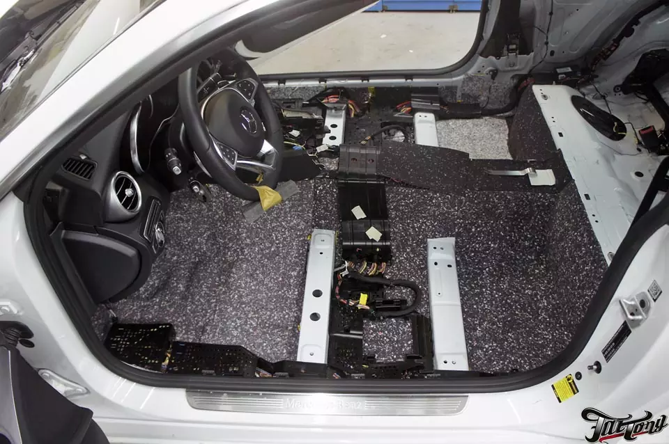 Mercedes C200 coupe (C205). Полная замена акустической системы с изготовлением короба стелс под сабвуфер. Комплексная шумоизоляция салона